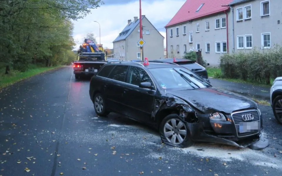 Opilý řidič vozu značky Audi způsobil nehodu tří osobáků. Na místě přišel o řidičský průkaz