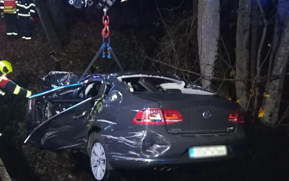 Auto prorazilo na mostu zábradlí a skočilo hluboko pod úrovní vozovky. Uvnitř zůstal zaklíněný a zraněný řidič
