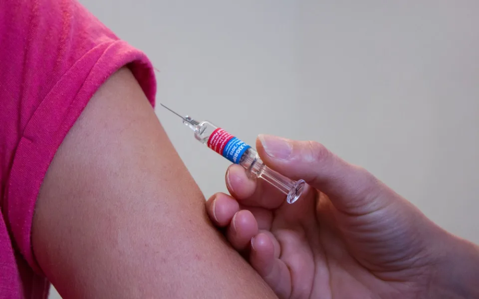 Karlovarský kraj zaplatí očkování proti žloutence typu A dětem z Krásna