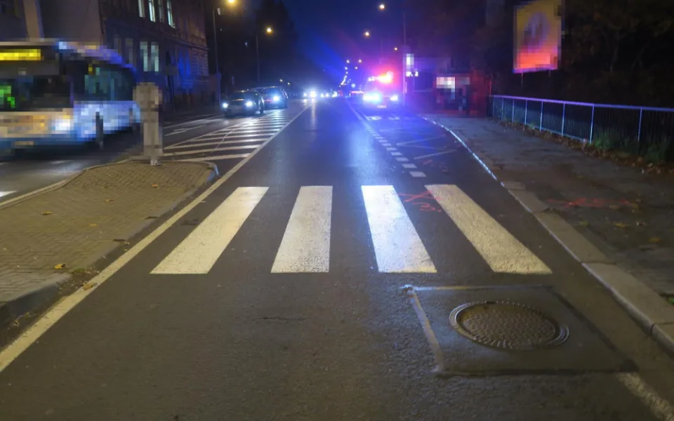 Policie hledá svědky nehody ve Varech. Řidička na přechodu srazila ženu