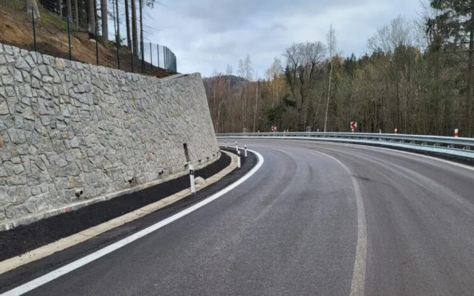 Konečně jsou po úpravě nebezpečných zatáček průjezdné Bečovské serpentiny. Práce měly skončit už v srpnu