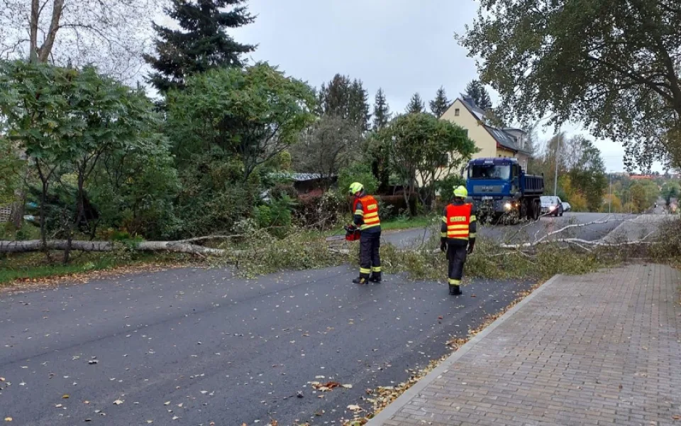Hasiči budou opět plné ruce práce s odstraňováním následků silného větru