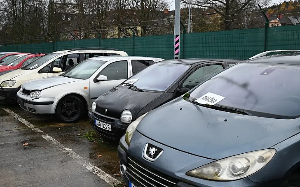 Město dražilo odstavená auta. Aukce vynesla téměř 30 tisíc korun