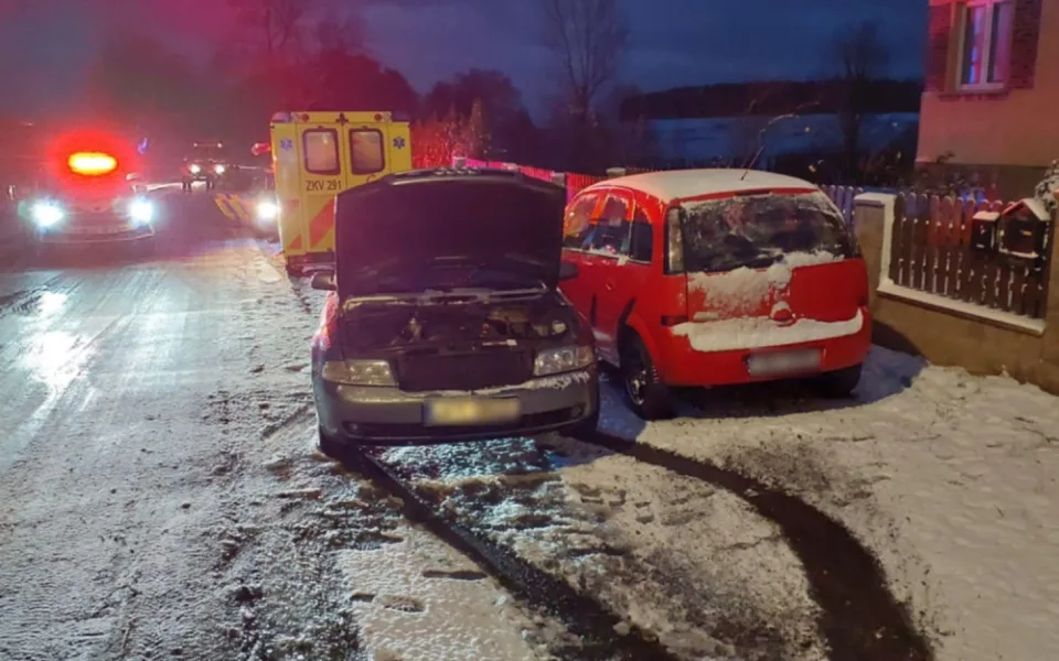 Auto dostalo smyk a přimáčklo k dalšího vozu chodkyni