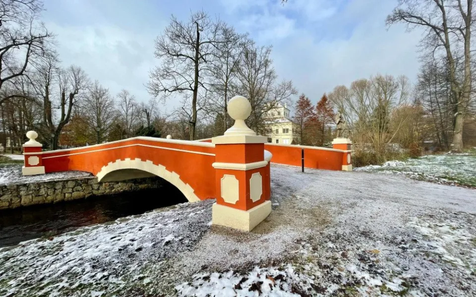 Na mostek v zámeckém parku v Ostrově na Karlovarsku se vrátila červená barva