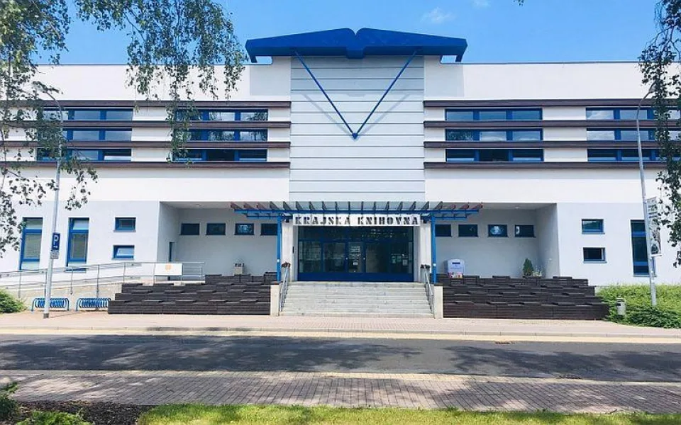 Krajská knihovna Karlovy Vary spustila Knihobox Dvory, usnadní čtenářům půjčování knih.