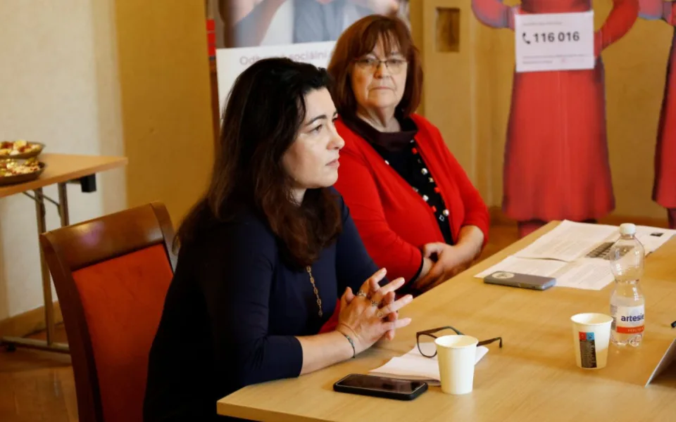 V Česku začala fungovat nová linka s číslem 116 016 pro ženy, které čelí násilí