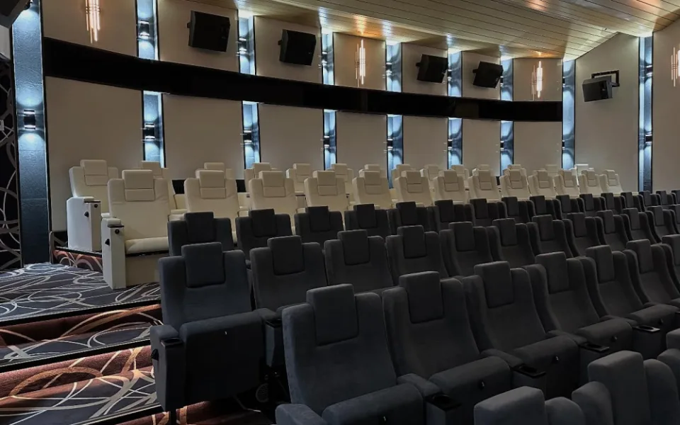 Chodovské kino prošlo rekonstrukcí, diváci se mohou těšit třeba na nové a pohodlné sedačky