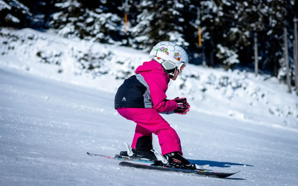 Skiareál Klínovec v pátek zahájí zimní sezonu, zatím za nižší ceny