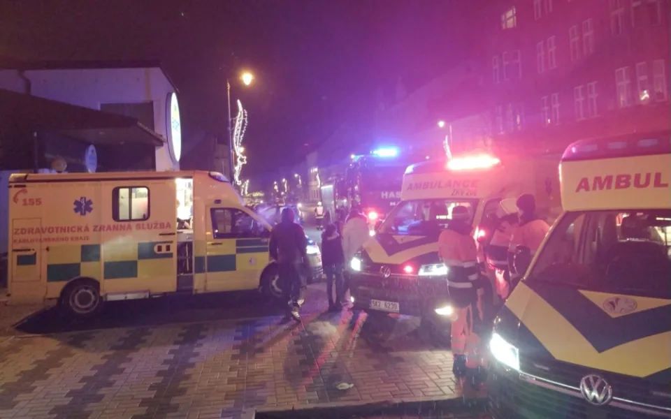 V Nejdku někdo vystříkal slzný plyn uvnitř obchodu, ošetření potřebovalo pět lidí