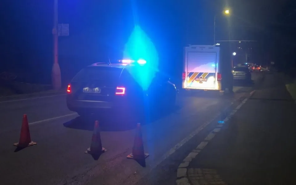 Řidička přejela a usmrtila staršího muže, který z neznámého důvodu ležel na silnici