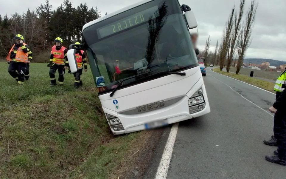 Autobus sjel ze silnice do příkopu. Hasiči museli vyprostit řidiče, který zůstal uvězněný uvnitř vozidla