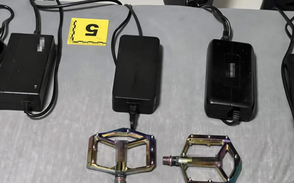 Policie dopadla gang specializující se na krádeže elektrokol. Škoda jde do milionů.
