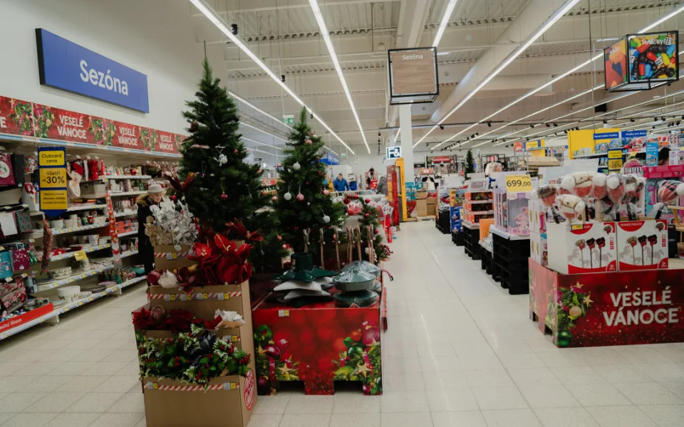 Na vánoční nákupy zve Tesco Cheb do nově zmodernizované prodejny