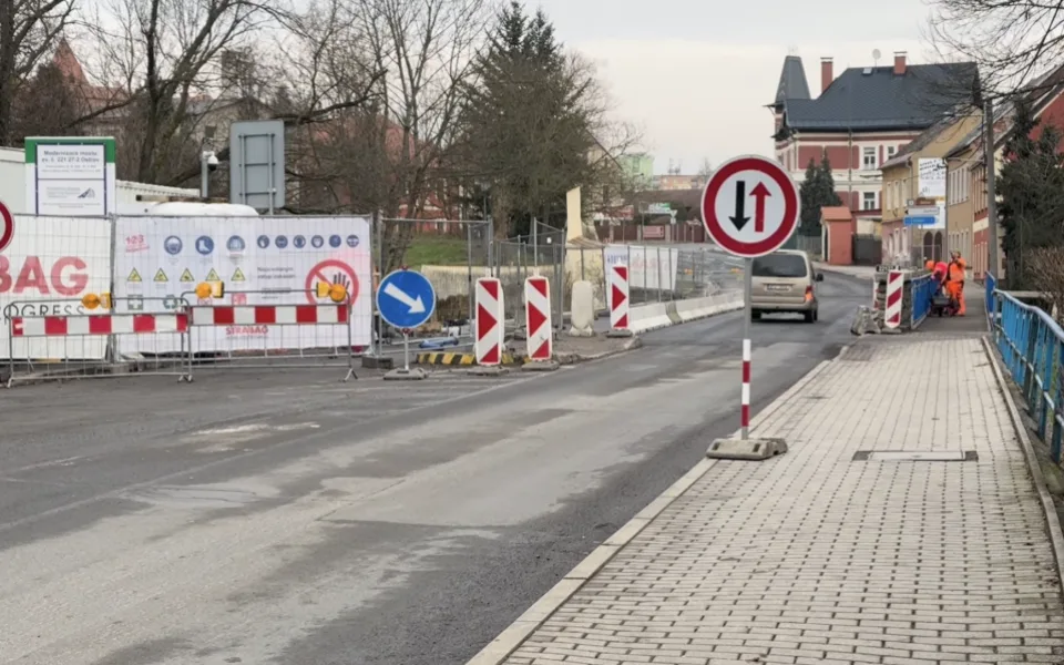 Ostrovem lze ode dneška projet po mostě v Karlovarské ulici, zatím