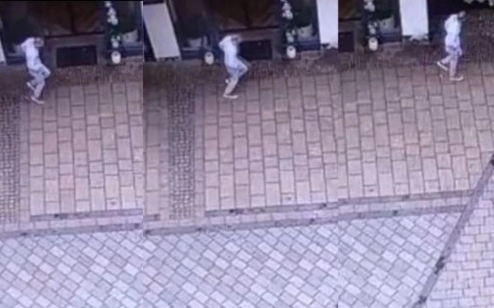 Bezpečnostní kamery zachytily zběsilý úprk zraněného muže z hotelu. Od té doby ho nikdo neviděl