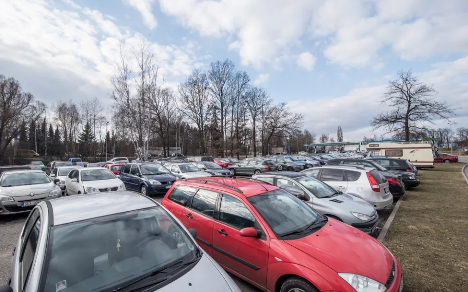 Chodov chce rozšířit parkování, zvažuje výstavbu parkovacího domu