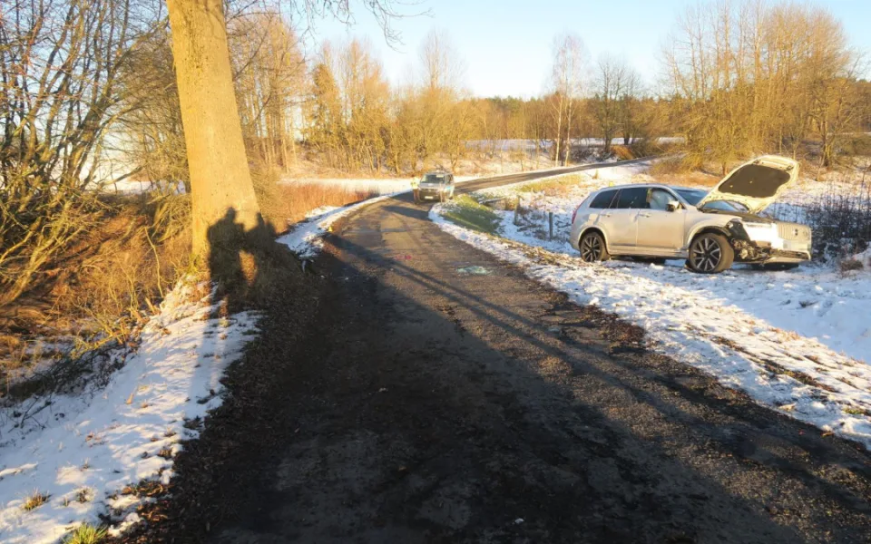 Namrzlá vozovka, nepozornost a rychlost. Dopravní nehody se naštěstí obešly bez vážných zranění