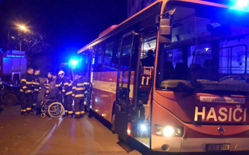 Při požáru v pečovatelském domě zemřel jeden člověk, hasiči vyhlásili třetí stupeň požárního poplachu