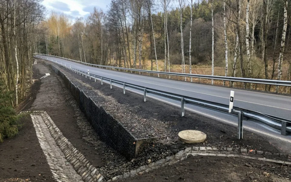 Po modernizaci za necelých 82 milionů korun řidičům opět slouží silnice mezi Toužimí a Smilovem