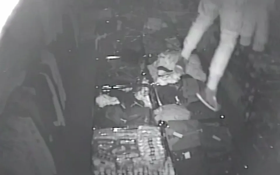 VIDEO: Zloděje zamkla uklízečka v kabině fotbalového klubu, chytili ho i při dalším vloupání, kam se spustil oknem