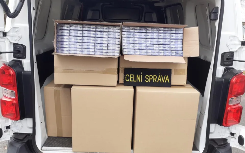 Celníci zajistili při silniční kontrole 300 tisíc kusů neznačených cigaret. Daňový únik činil 1,3 milionu korun