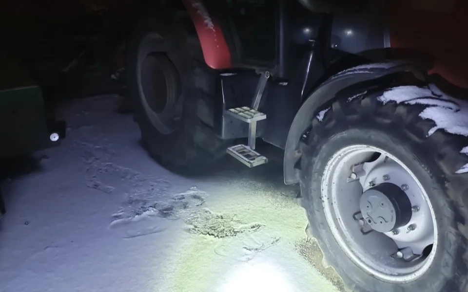 Stopy ve sněhu prozradily zloděje nafty. Strážníci oba pachatele dopadli krátce po činu