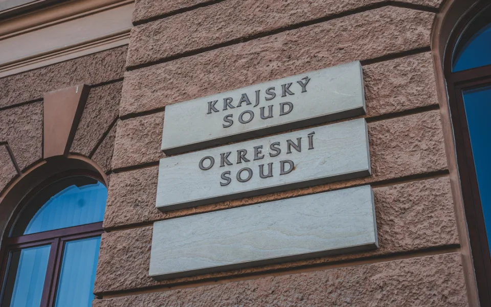 Soud uložil dozorcům z ostrovské věznice za týrání vězně podmínky