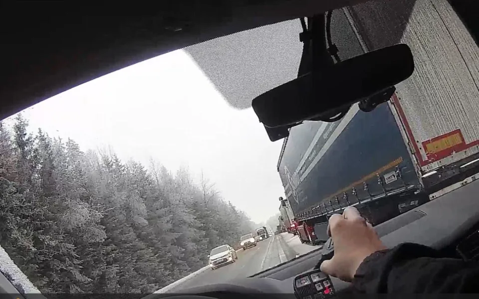 Auto vezoucí ženu k plánované operaci uvízlo kvůli nehodě v dlouhé koloně. Policisté vozidlo doprovodili až do nemocnice