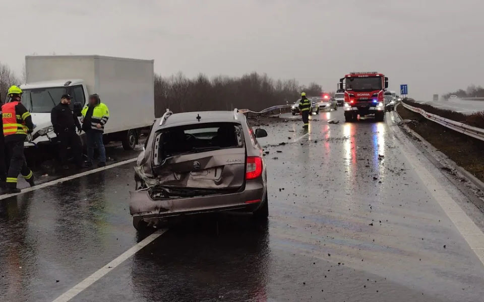 Tři automobily havarovaly na mokré vozovce u Nového Sedla. V péči záchranářů skončili tři lidé