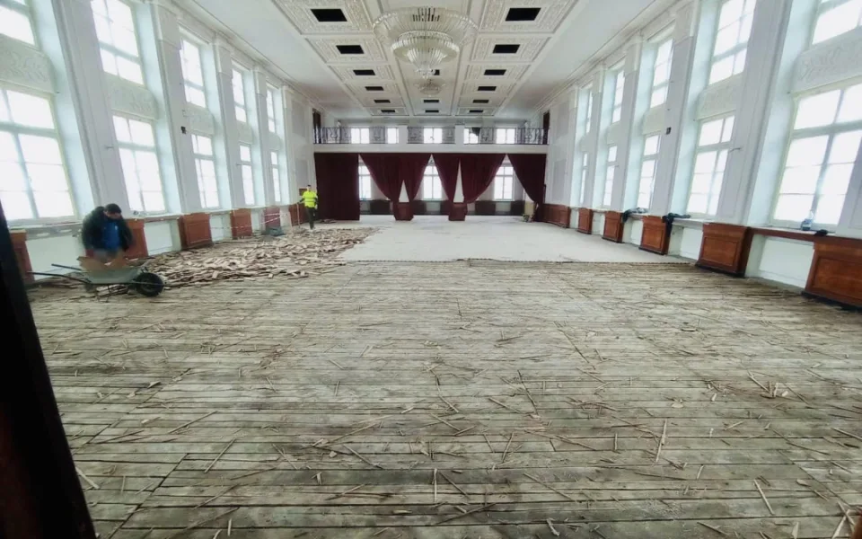 Rekonstrukce domu kultury v Ostrově odhalila historické barevné omítky