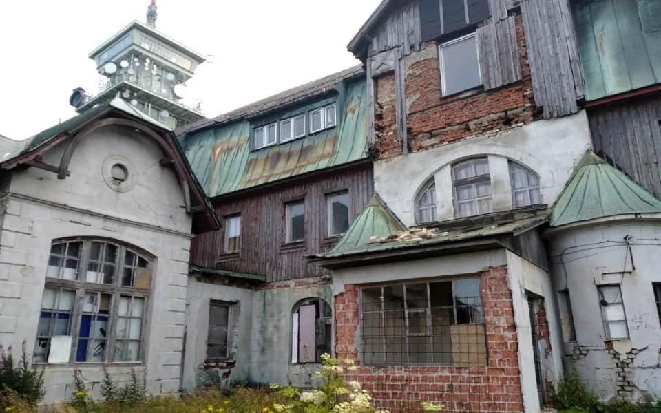 Jáchymov je proti přístavbě u hotelu Klínovec, je prý v rozporu s územním plánem