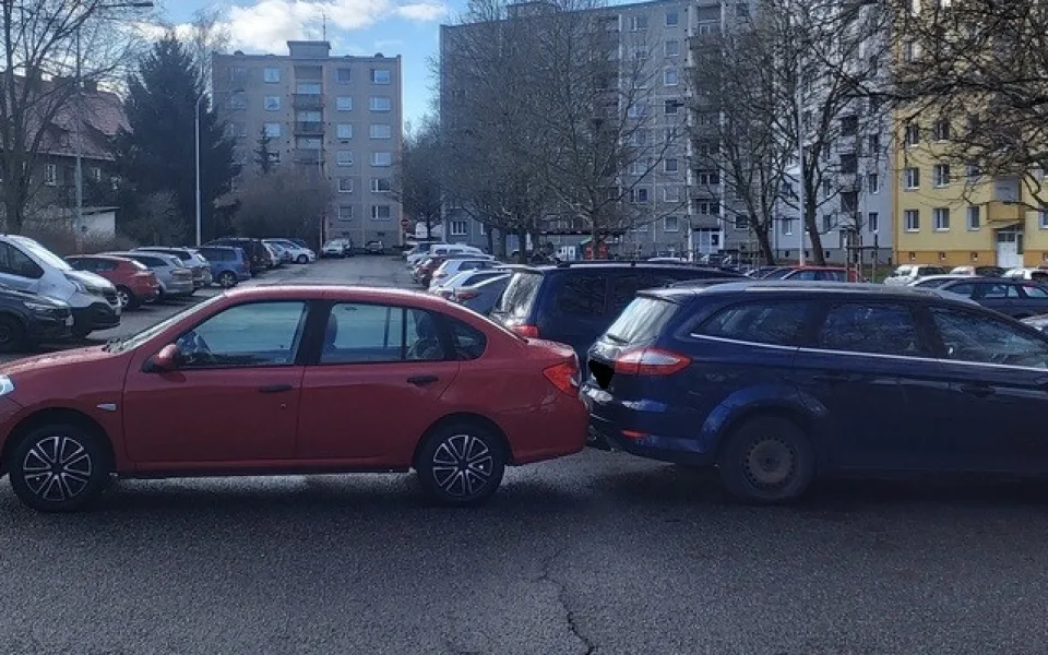 Neposlušná auta se bez vědomí svých majitelů dala do pohybu a opustila svá parkovací místa