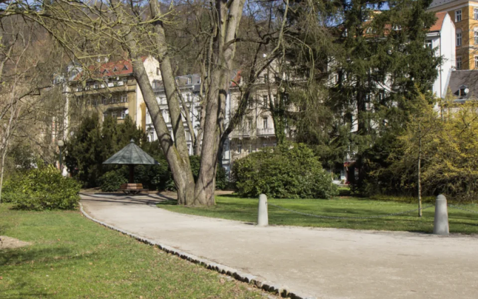 Karlovy Vary na jaře dokončí dvouletou obnovu Sadů Karla IV. za 16 milionů korun