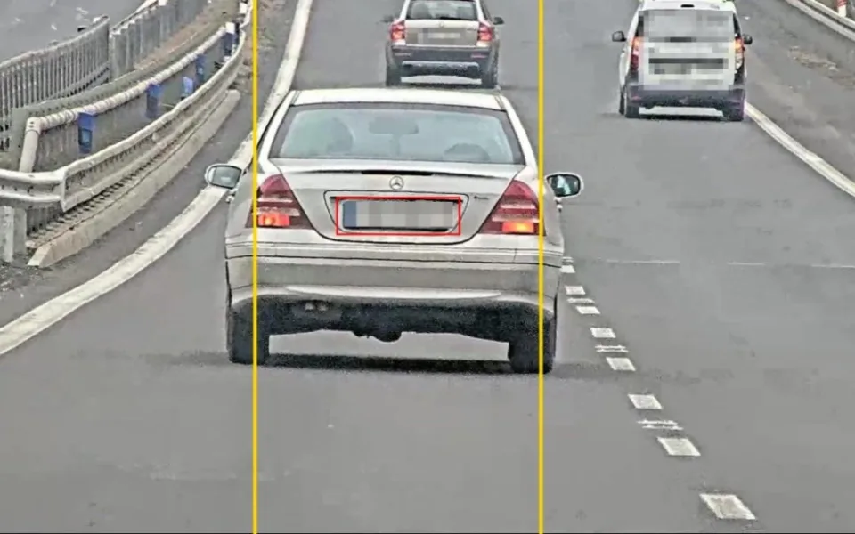 Mercedes se řítil na devadesátce před policejním vozem s radarem rychlostí 170 km/h. Motorista přišel o řidičák