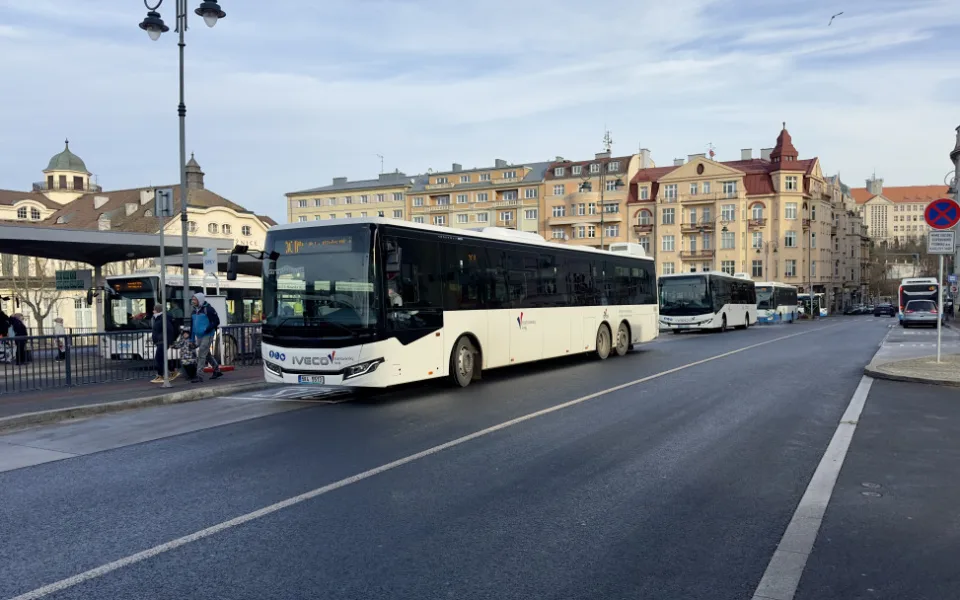 Dvacet nových autobusů pro krajskou dopravu pořídil karlovarský dopravní podnik společně s hejtmanstvím