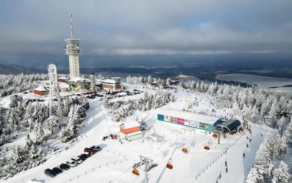 V Krušných horách hlásí skiareály nejlepší zimu posledních let, i běžkovat se dá