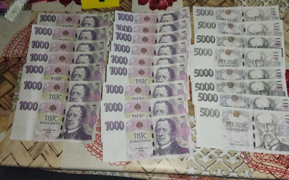 Tiskli peníze a způsobili škodu za 4,5 milionu korun, policie obvinila 60 lidí z padělání peněz