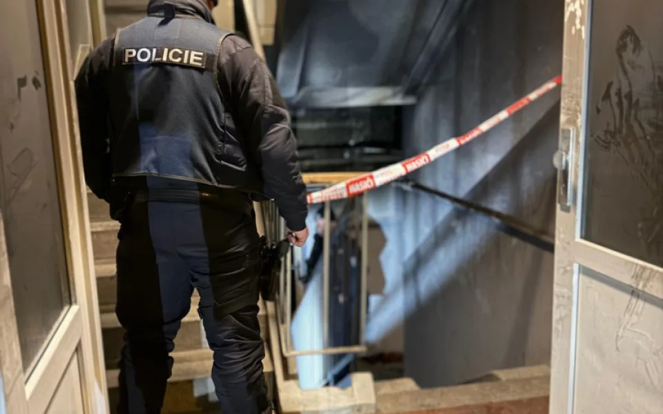 V Aši hořel obytný dům. Kvůli kouři lidé nemohli utéct, hasiči jich víc jak tucet evakuovali