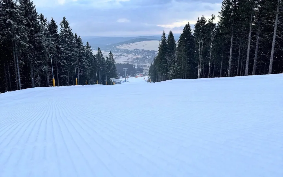 Krušnohorské skiareály jsou navzdory oblevě v provozu. Běžkovat se už ale téměř nedá