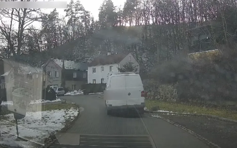 VIDEO: Opilý řidič měl v sobě přes tři promile, prozradila ho pomalá a podivná jízda