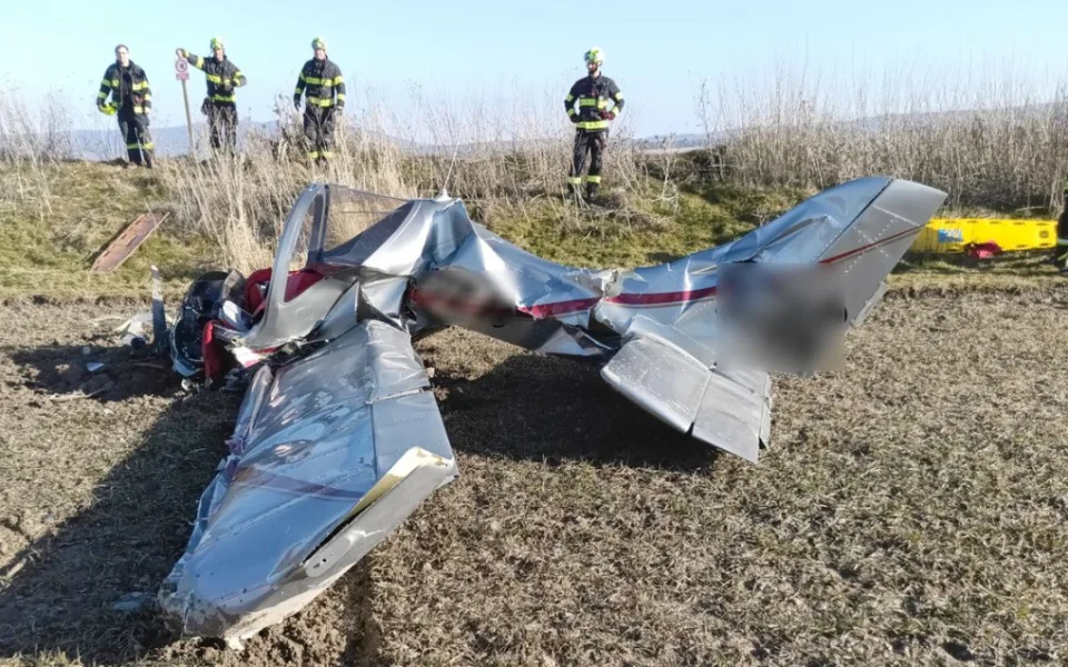 Policisté pátrají po svědcích letecké nehody, sedmasedmdesátiletý pilot na místě zemřel
