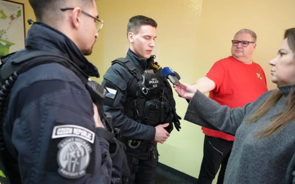Oživili muže po kolapsu i dopadli zloděje, město ocenilo čtyři pohotové strážníky