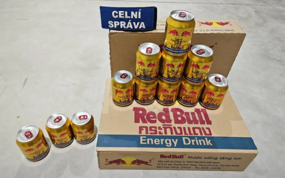 Celníci našli při kontrole jedné prodejny 5 000 kusů napodobenin energetického nápoje Red Bull