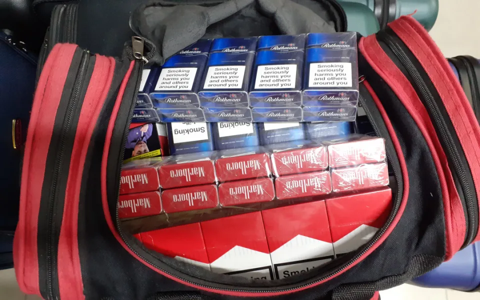 Celníci zadrželi velké množství neznačených cigaret, zahřívaného tabáku i náplní do elektronických cigaret