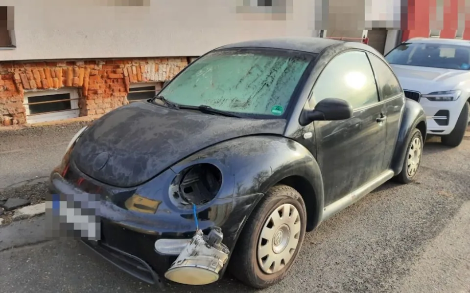 Chodil po Varech a ničil auta. Muži hrozí tři roky vězení