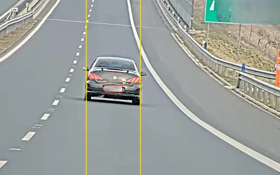 Rychlostí 209 km/h prosvištěl kolem jedoucího policejního auta s radarem řidič vozu značky Peugeot
