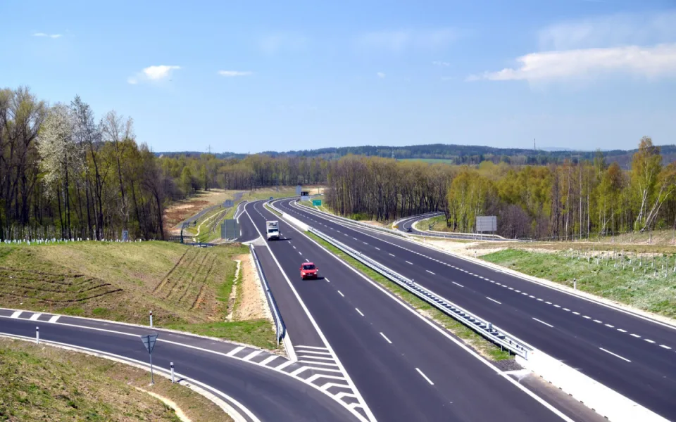 Kraj začne připravovat obchvat Karlových Varů, chce i jeho dřívější stavbu