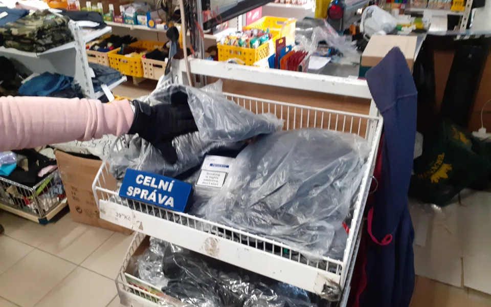 Celníci našli nekolkované cigarety zahrabané v regálech mezi pánskými plavkami v kamenné prodejně