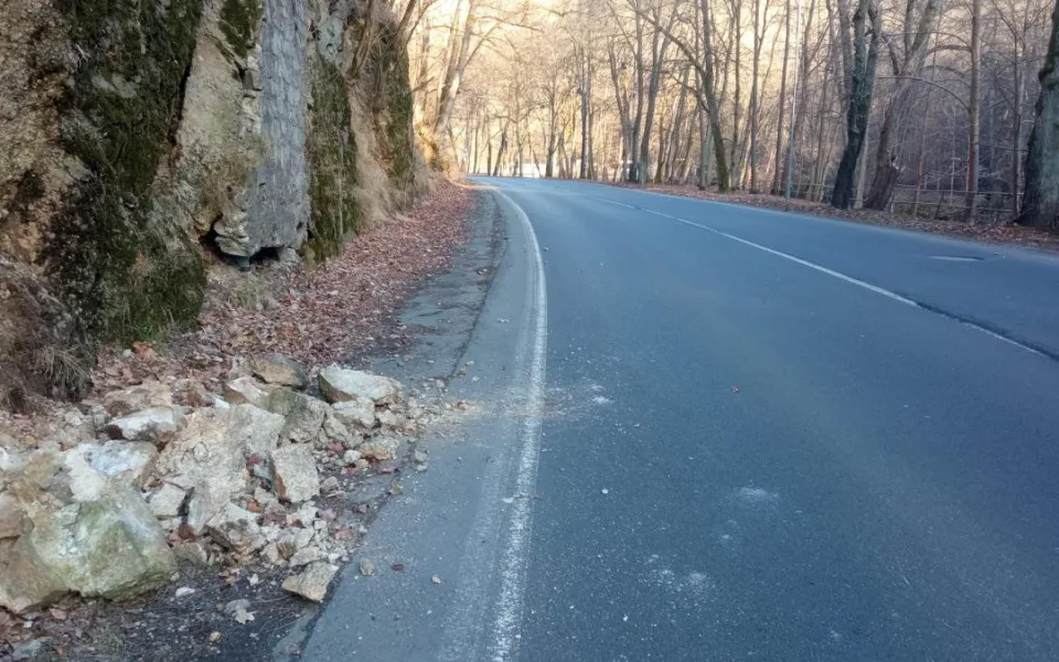 Kvůli pádu skály uzavřelo město Karlovy Vary na dobu neurčitou Slovenskou ulici. Řidiči musí objížďkami